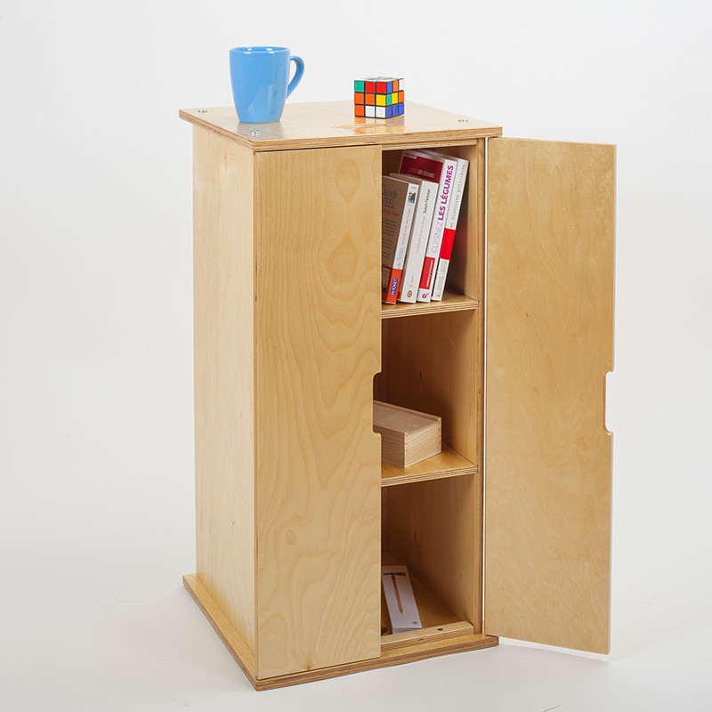 Cube de rangement avec étagère en bois de chêne massif huilé.