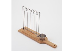Support en bois vertical avec brochettes suspendues et saucière en inox