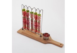 Brochettes avec viande et sauce ketchup sur support en bois